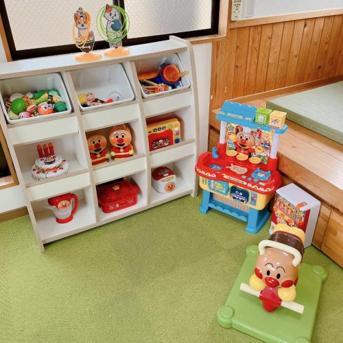 a childs toy room with a toy refrigerator at 日田ホステル　Hita Hostel in Hita