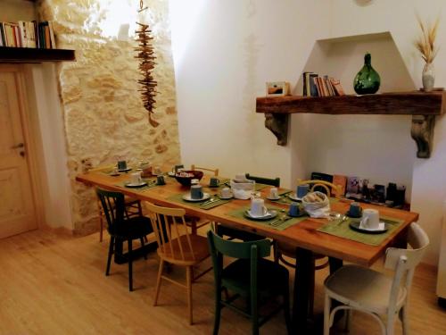 a dining room with a wooden table and chairs at Frontemaja in Fara Filiorum Petri