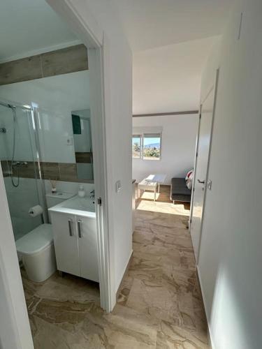 Baño blanco con aseo y lavamanos en 6Apartment with sea views in a Resort, en Mazarrón