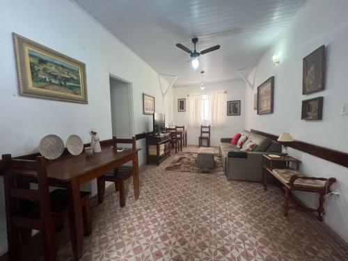 Casa Beppe في أغواس دي سانتا باربارا: غرفة معيشة مع أريكة وطاولة