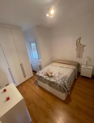 una piccola camera con letto e cassettiera di Alegria a Barcellona