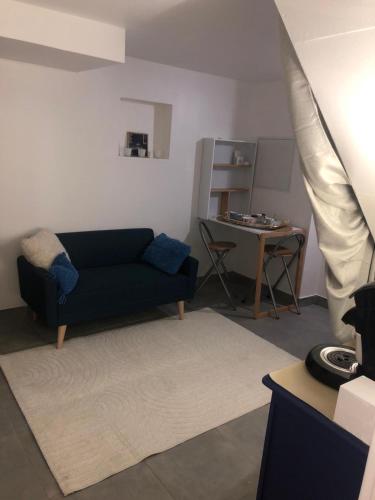 un salon avec un canapé et une table dans l'établissement Chambre detente en Harmonie, à Saint-Ouen-lʼAumône