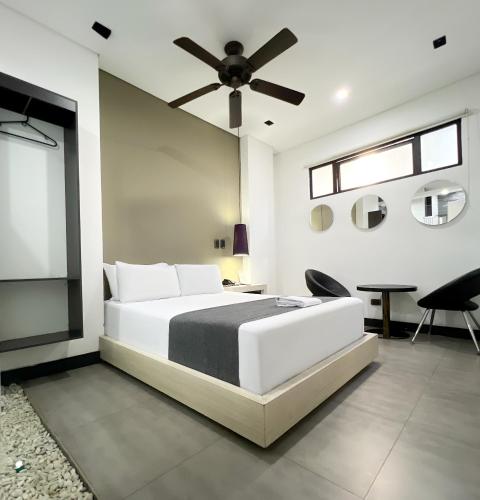 a bedroom with a bed and a ceiling fan at Hotel 47 Medellin Center in Medellín