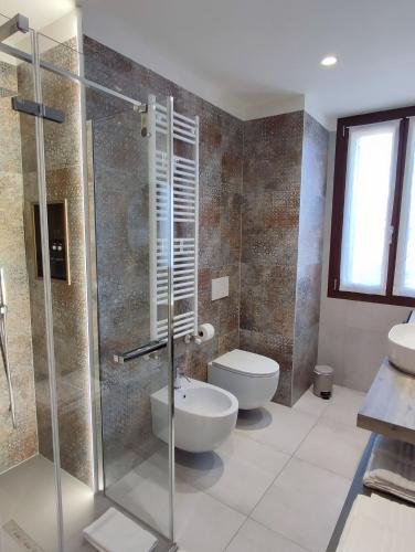 Ένα μπάνιο στο AL PONTE design apartment