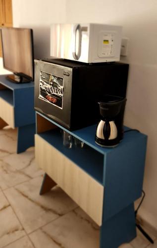 a microwave sitting on top of a blue table at Hospedagem Rio Lapa in Rio de Janeiro