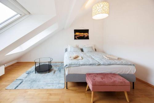 Scenic Rooftop flat with Terrace