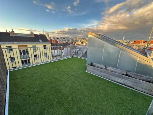Scenic Rooftop flat with Terrace