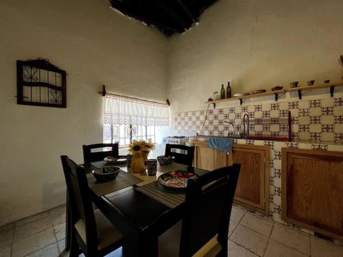 a kitchen with a table and chairs in a room at Casa colonial céntrica Guanajuato in Guanajuato