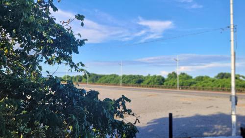 a view of an empty road with a tree at Bela Vista - Hospedagem in Navegantes