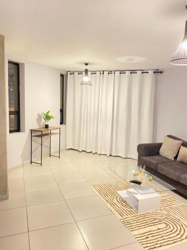 ein Wohnzimmer mit einem Sofa und einem Tisch in der Unterkunft Windhoek Oliver perfect stays in Windhoek