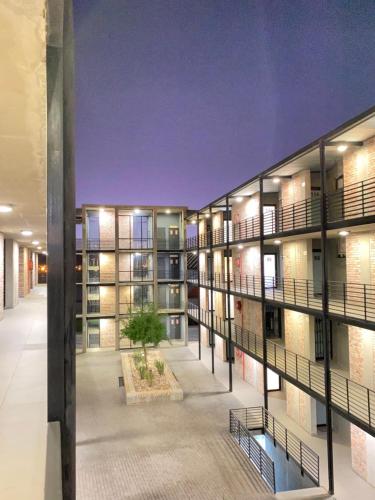 uma imagem de um edifício de apartamentos com luzes acesas em Windhoek Oliver perfect stays em Windhoek