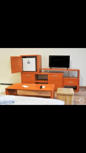 - un salon avec une télévision et une table avec un écran dans l'établissement Welcome&Enjoy 2, à Ohrid