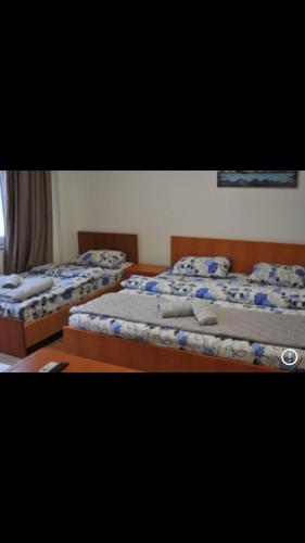 Deux lits jumeaux dans une chambre avec des licts tritistes dans l'établissement Welcome&Enjoy 2, à Ohrid