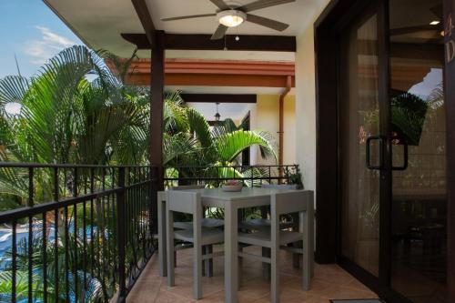 Balkón nebo terasa v ubytování Family Condo Escape 2BR Gated Pool Jacuzzis Security Terrace 2km Walk Beach and Town