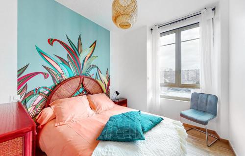 een slaapkamer met een bed met een schilderij aan de muur bij 1 Bedroom Cozy Apartment In Melrand in Melrand