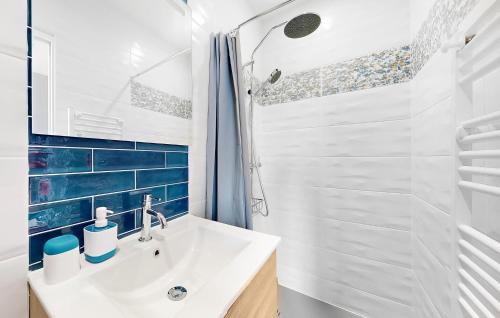 een badkamer met een witte wastafel en een douche bij 1 Bedroom Cozy Apartment In Melrand in Melrand