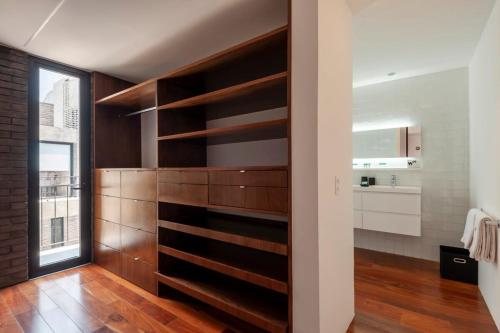 una cocina con estanterías de madera en una habitación en Charming 2BR in Roma Norte, en Ciudad de México