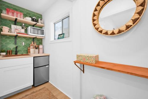 eine Küche mit einem Spiegel und einer Theke in der Unterkunft Chic Modern Designed Home with Private Studio in Newport Beach