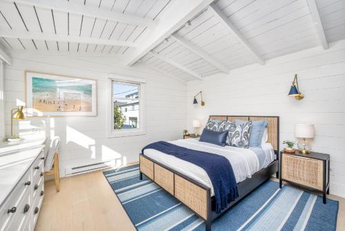 una camera bianca con letto e scrivania di Balboa Island Luxury Penthouse Suite With Bay Views a Newport Beach