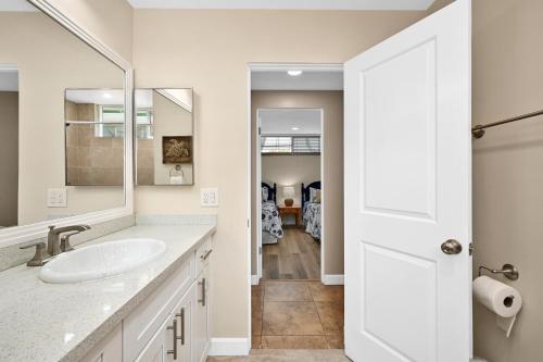 Koupelna v ubytování 5 Bedroom 4 Bath Duplex with Parking on 46th St!