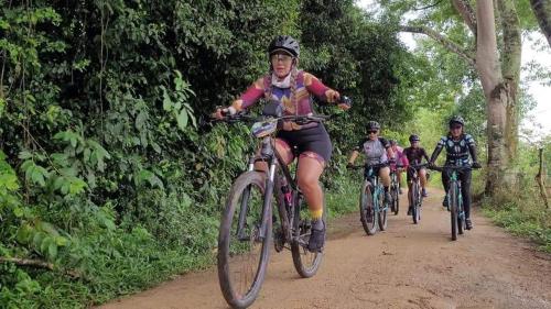 un grupo de personas montando bicicletas por un camino de tierra en Casa Hotel S&E, en Ibagué