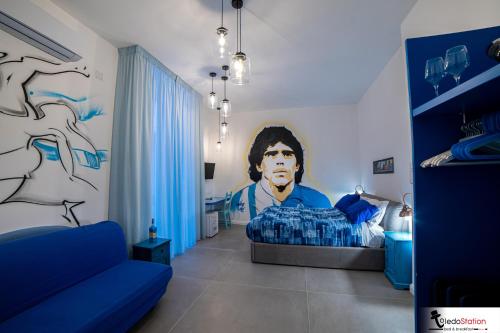ein Schlafzimmer mit einem großen Wandbild eines Mannes in der Unterkunft ToledoStation B&B in Neapel