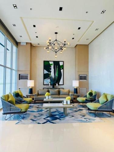 Χώρος καθιστικού στο Cozy condo unit at The Palladium