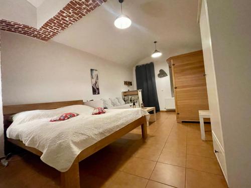 1 dormitorio con 1 cama grande con sábanas blancas en Ubytování v soukromí Bělčice, en Bělčice