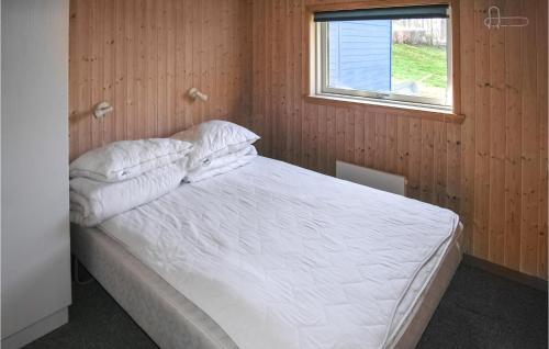 Spodsbjergにある3 Bedroom Cozy Home In Rudkbingのベッドルーム1室(白いシーツ付きのベッド1台、窓付)