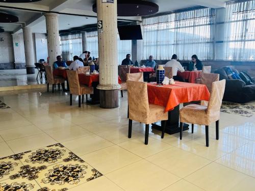 a group of people sitting at tables in a restaurant at OROSHEAM in Arequipa