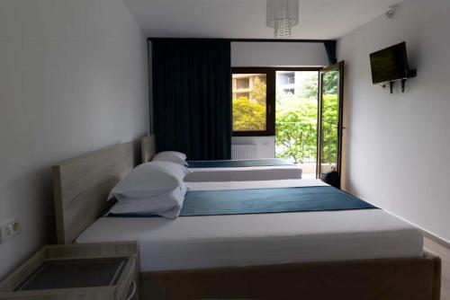 a bedroom with two beds and a window at ANCA in Saturn