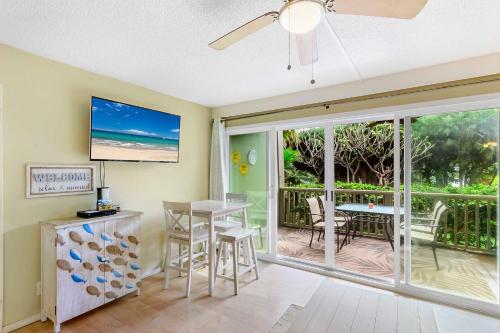 Una televisión o centro de entretenimiento en Kihei Kai Oceanfront Condos