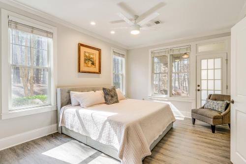 una camera con letto, sedia e finestre di Chic Greensboro Condo with Lake Oconee Access! a Greensboro