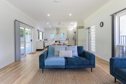 Χώρος καθιστικού στο Absolute Beachfront Family home - Cooya
