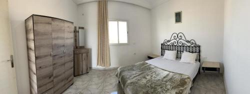 um quarto com uma cama grande e uma janela em Dyar Amina em Midoun
