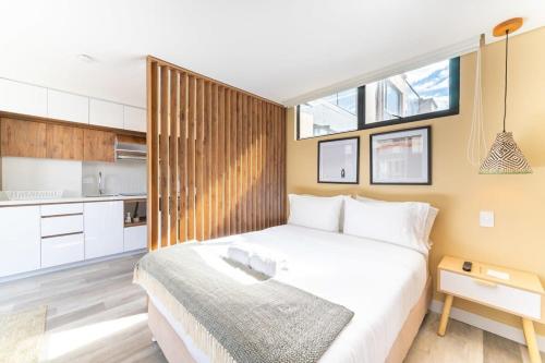Postel nebo postele na pokoji v ubytování Designer Loft in Pasadena
