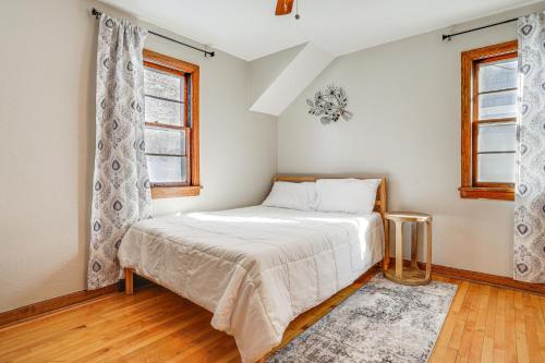 een slaapkamer met een bed en 2 ramen bij Pet-Friendly Saint Paul Home with Shared Yard! 