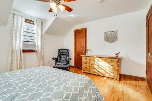 Katil atau katil-katil dalam bilik di Pet-Friendly Saint Paul Home with Shared Yard!