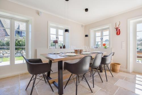 a dining room with a table and chairs at Hues Kjerte in Wenningstedt