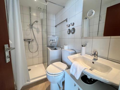 Ένα μπάνιο στο Kleines Seeapartment