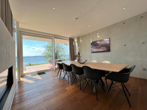 ein Esszimmer mit einem Tisch und einigen Stühlen in der Unterkunft Villa am See mit privatem Seezugang in Meersburg