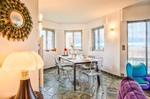une salle à manger avec une table et des chaises dans l'établissement Les Terrasses - Vue Mer - Tourgéville, à Tourgéville