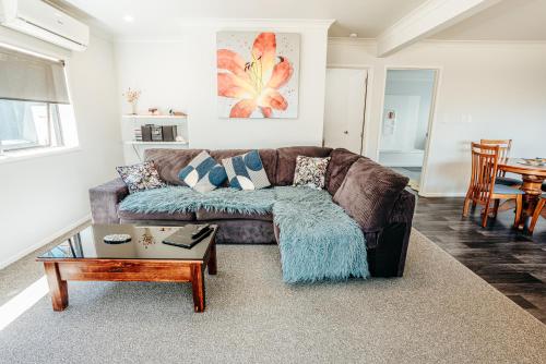 a living room with a couch and a table at Sunrise Accommodation in Whakatane