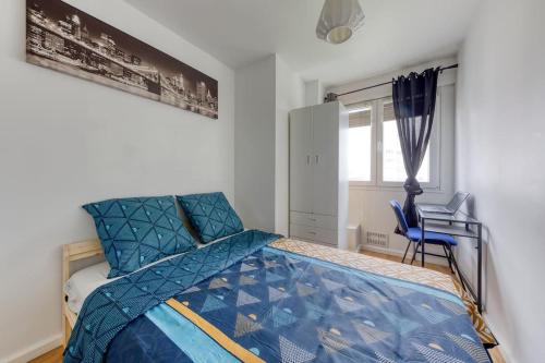 1 dormitorio con cama azul y escritorio en Le Zen - Proche Paris et Aéroport d'Orly, en Alfortville