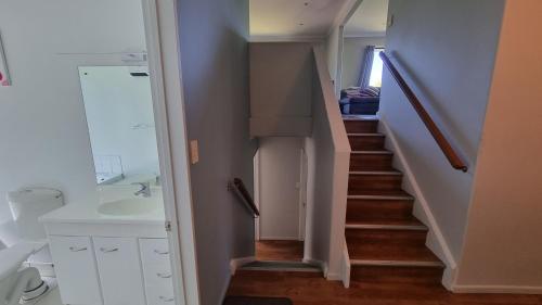 ハンマー・スプリングスにある5b Torquay Tceのバスルーム(洗面台、トイレ付)、階段
