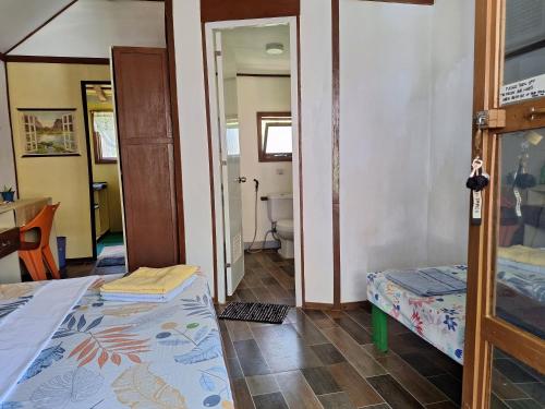 Bilik mandi di Genevieve Guest House
