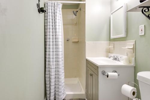 uma casa de banho com um lavatório, um WC e um chuveiro em District Heights Apartment with Patio and Seating em District Heights