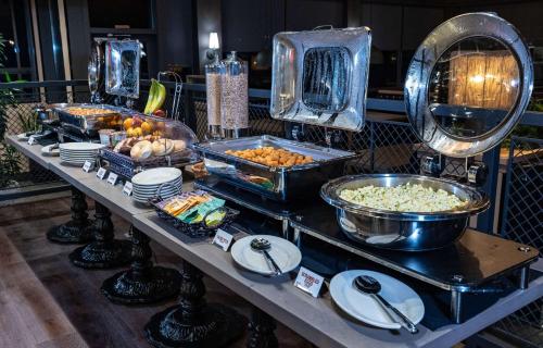ein Buffet mit vielen verschiedenen Speisen auf einem Tisch in der Unterkunft Best Western Plus Tin Wis Resort in Tofino
