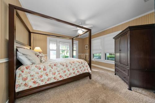 um quarto com uma cama grande e uma cómoda em The Nut House em Maxwell