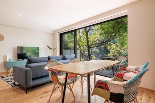 a living room with a table and chairs at Apartamentos Boutique La Condesa in Mexico City